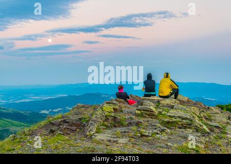 Un groupe de personnes profite du coucher de soleil sur le Central Parc national des Balkans en Bulgarie Banque D'Images