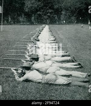 Cette photo de 1903 montre les cadets de l'Académie militaire de West point, Skirmish Line. Banque D'Images