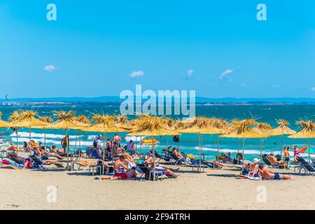 Les gens profitent d'une journée ensoleillée sur une plage dans la ville bulgare de Burgas. Banque D'Images