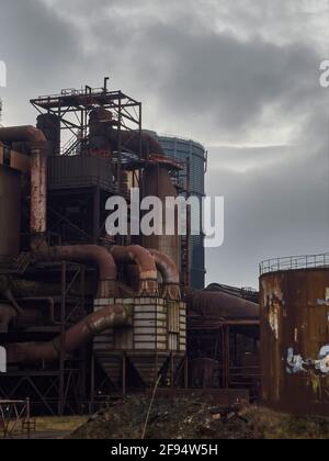 Détail des aciéries de Redcar, aujourd'hui en déroute, montrant une section du complexe de haut fourneau - d'énormes tuyaux rouillés et des toiles de structures de support. Banque D'Images