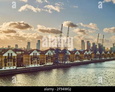 Londres, Royaume-Uni, décembre 2019 - un ancien quai, aujourd'hui réaménagé pour aspirer des propriétés résidentielles dans le cadre d'un projet de gentrification, avec un ciel plus large de la ville Banque D'Images