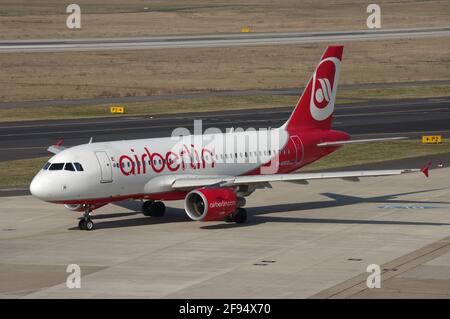 Düsseldorf, Allemagne - 17 mars 2015 : Airbus A319-100 d'Air Berlin à l'aéroport de Düsseldorf Banque D'Images