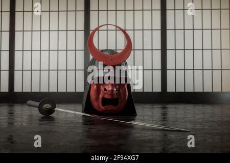 Rendu 3d du type de casque Samouraï ancien à côté du katana épée dans une salle japonaise traditionnelle Banque D'Images