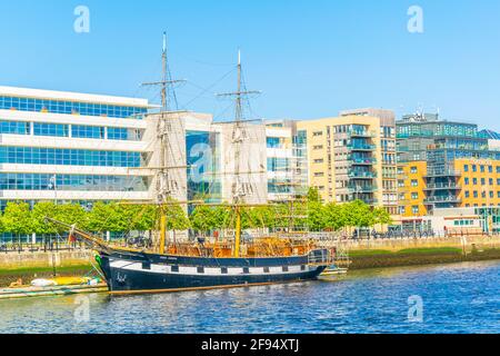 Jeanie Johnston embarque le long de la rivière Liffey à Dublin, en Irlande Banque D'Images