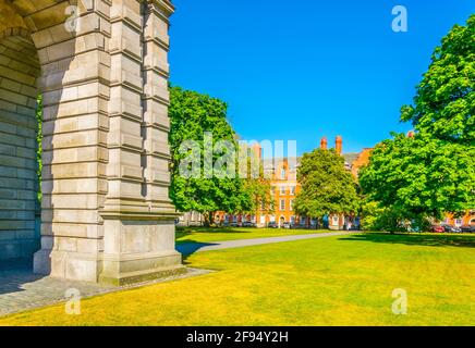 Vue sur un bâtiment situé sur la place du Parlement à l'intérieur du campus de trinity College à Dublin, Irlande Banque D'Images