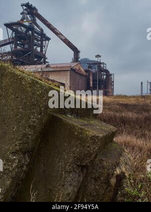 Un détail du complexe abandonné des aciéries de Redcar, montrant la bande complexe de la structure de soutien pour le haut fourneau et un atelier de rouille. Banque D'Images