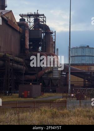 Un détail du complexe abandonné des aciéries de Redcar, montrant les structures de support pour le haut fourneau et les travaux de tuyauterie lourds, tous marqués de rouille. Banque D'Images