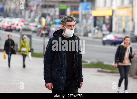 Un homme portant un masque facial comme mesure préventive contre la propagation du coronavirus COVID-19 marche dans la rue.comme la situation épidémique du coronavirus Covid-19 dans la capitale ne s'améliore pas de manière significative, les autorités ont prolongé la quarantaine à Kiev jusqu'en avril 30, a déclaré le maire de Kiev, Vitali Klitschko. Les restrictions précédemment introduites seront en vigueur dans la ville jusqu'en avril 30. Toutes les écoles et jardins d'enfants restent fermés, tous les transports publics - le sol et le métro travaillent exclusivement avec des laissez-passer spéciaux, les établissements de restauration ne fonctionnent que pour les repas à emporter et les livraisons. U Banque D'Images