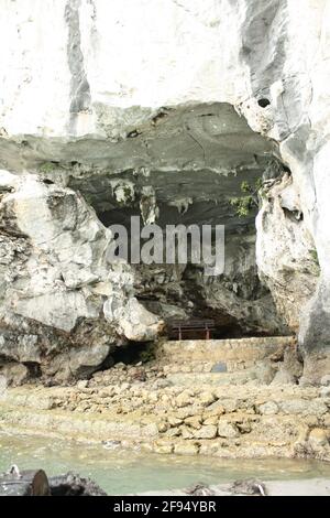 Photographies d'une plage fermée atteinte par une grotte de l'île à Halong Bay, Vietnam. L'entrée de la grotte et la plage. Pris pendant la journée le 07/01/20. Banque D'Images