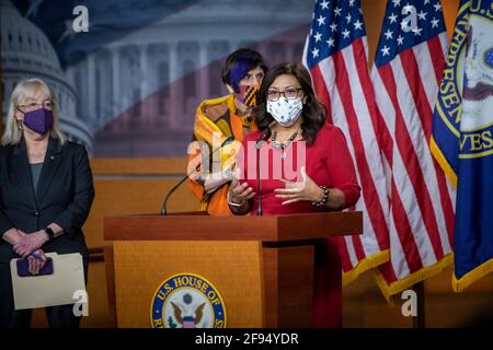 Washington, États-Unis d'Amérique. 15 avril 2021. Norma Torres (démocrate de Californie), représentante des États-Unis, fait des remarques lors d'une conférence de presse avant l'adoption de la loi sur l'équité des chèques de paie, au Capitole des États-Unis à Washington, DC, le jeudi 15 avril 2021. Crédit: Rod Lamkey/CNP/Sipa USA crédit: SIPA USA/Alay Live News Banque D'Images