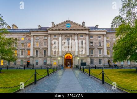 Vue sur un bâtiment situé sur la place du Parlement à l'intérieur du campus de trinity College à Dublin, Irlande Banque D'Images