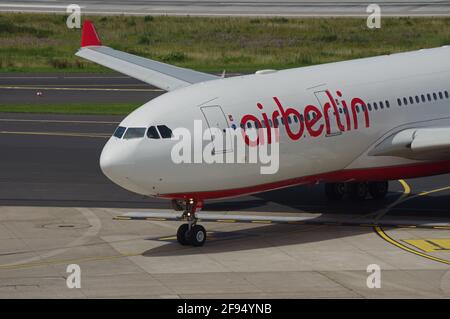 Düsseldorf, Allemagne - 01 juillet 2015 : Airbus A330-223 d'Air Berlin à l'aéroport de Düsseldorf quittant le taxi Banque D'Images