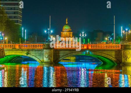 Vue de nuit de la maison personnalisée située à côté de la rivière Liffey à Dublin, Irlande Banque D'Images