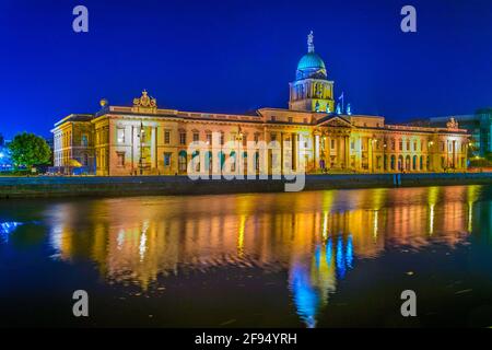Vue de nuit de la maison personnalisée située à côté de la rivière Liffey à Dublin, Irlande Banque D'Images