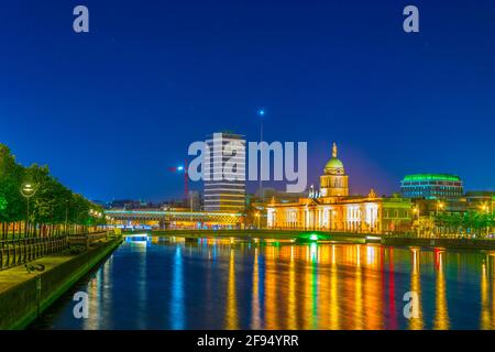 Vue de nuit de la maison personnalisée située à côté de la rivière Liffey à Dublin, Irlande Banque D'Images