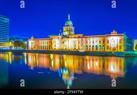 Vue de nuit de la maison personnalisée située à côté de la rivière Liffey à Dublin, Irlande Banque D'Images