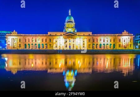 Vue de nuit de la maison personnalisée située à côté de la rivière Liffey à Dublin, Irlande Banque D'Images