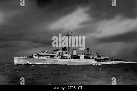 AJAXNETPHOTO. DATE INCONNUE. EN MER, AU ROYAUME-UNI. - COMMANDE DE DUKE - LE HMS MAGPIE, PHOTOGRAPHIÉ ICI EN COURS DE GUERRE CAMOFLAGE, ÉTAIT UNE BOUCLE DE CYGNE NOIRE MODIFIÉE CONSTRUITE PAR THORNYCROFT AU CHANTIER DE WOOLSTON SOUTHAMPTON EN 1941 SOUS LE NOM DE U82. DÉPLOYÉ SUR LE MEDITRRANEAN RE-CLASSÉ COMME FRÉGATE (F82) SOUS LE COMMANDEMENT DE LT.CMDR. HRH PRINCE PHILIP, DUC D'ÉDIMBOURG. LE NAVIRE A ÉTÉ MIS AU REBUT EN 1959. PHOTO:VT COLLECTION/AJAXNETPHOTO REF:VT9889 Banque D'Images