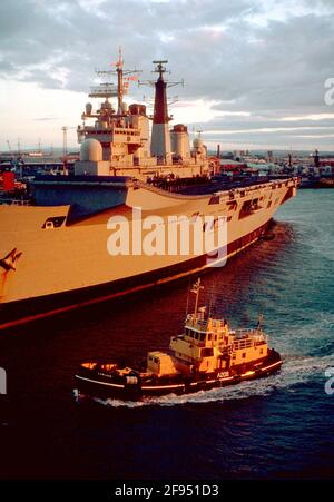 AJAXNETPHOTO. ANNÉES 1990. PORTSMOUTH, ANGLETERRE - LE PORTE-AVIONS HMS INVINCIBLE AMARRÉ À LA BASE NAVALE DE PORTSMOUTH VU AU COUCHER DU SOLEIL. PHOTO:JONATHAN EASTLAND/AJAX REF:0055 50 Banque D'Images