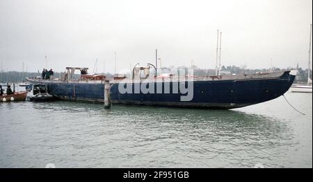 AJAXNETPHOTO. 1993. HAMBLE RIVER, ANGLETERRE. - GRAND CLASSIQUE DE CLASSE - LA COQUE DU YACHT LULWORTH (EX TERPSICHORE) QUI AVAIT ÉTÉ AMARRÉ À CRABLECK UTILISÉ COMME PÉNICHE PAR LE MARI ET LA FEMME RICHARD ET RENE LUCAS PENDANT DE NOMBREUSES ANNÉES, ÉTANT REMORQUÉ POUR LA RESTAURATION PAR DE NOUVEAUX PROPRIÉTAIRES À VIAREGGIO, ITALIE. YACHT A ÉTÉ CONSTRUIT COMME GRANDE CLASSE GAFF-TRUGGED CUTTER PAR LES FRÈRES BLANCS, ITCHEN FERRY EN 1920 CONÇU HERBERT WILLIAM BLANC. PHOTO:JONATHAN EASTLAND/AJAX. REF:1993 21A 23 Banque D'Images