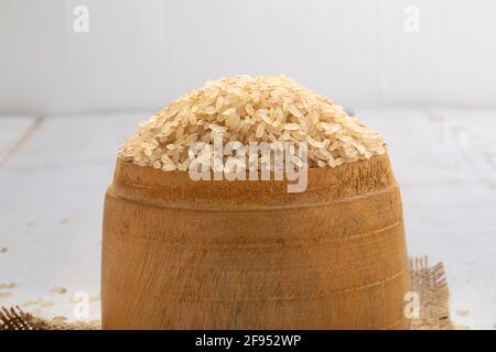 Riz Kerala Matta  riz étuvé ou palakadan matta ou rouge riz magnifiquement arrangé dans un bateau qui est utilisé traditionnellement pour les mesures au kerala Banque D'Images