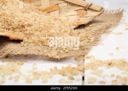 Riz Kerala Matta  riz étuvé ou palakadan matta ou rouge riz disposé dans un murame ou bambou trey qui est utilisé traditionnellement pour le tamisage avec la merde Banque D'Images