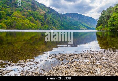 Vue aérienne du lac supérieur à Glendalough, Irlande Banque D'Images