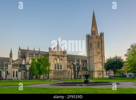 Vue nocturne de la cathédrale Saint-Patrick de Dublin, Irlande Banque D'Images