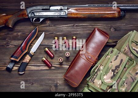 Fusil de chasse et munitions sur fond en bois sombre.vue de dessus., fusil de chasse et munitions sur fond en bois sombre.vue de dessus. Banque D'Images