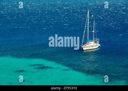 Vue magnifique et incroyable sur le yacht dans la mer. Vue aérienne . Banque D'Images