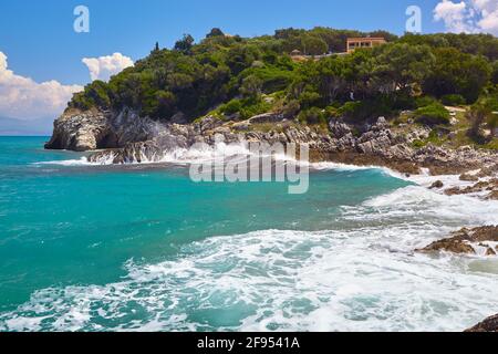 Vue sur la côte rocheuse et la mer. Grèce. Côte de Corfou. Banque D'Images