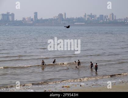 Groupe de garçons nageant dans l'eau polluée de la plage de la baie de Mahim à Mumbai, Maharashtra, Inde, Asie. Banque D'Images