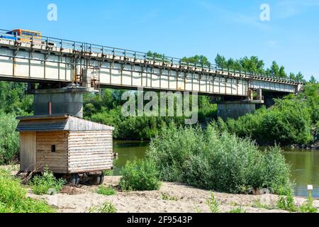 Pont automobile au-dessus de la rivière Chulym, Altai Krai Banque D'Images