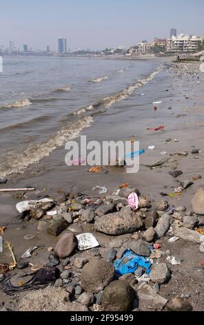 Plage polluée à Mumbai, Maharashtra, Inde, Asie. Banque D'Images