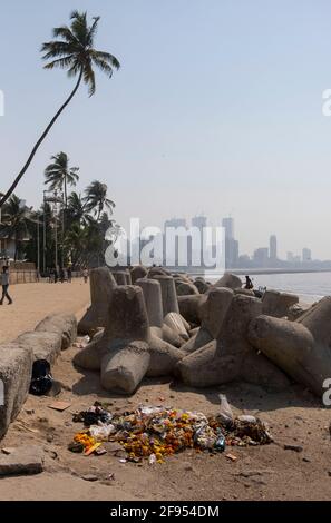 Plage polluée à Mumbai, Maharashtra, Inde, Asie. Banque D'Images