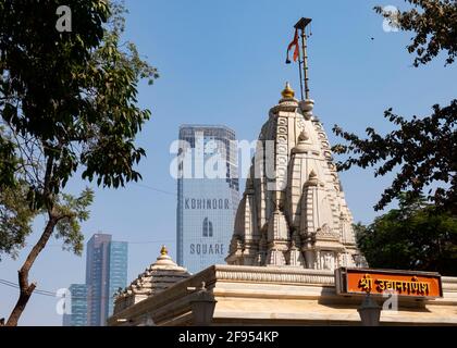 Stupa de temple hindou et Kohinoor Square bâtiment en arrière-plan à Mumbai-Dadar, Maharashtra, Inde, Asie. Banque D'Images