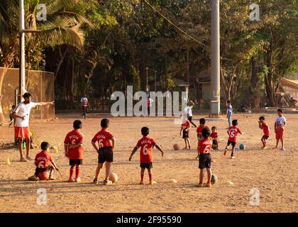 Jeunes enfants ayant une pratique de football au club de football Ardash à Shivaji Park à Mumbai, Maharashtra, Inde Banque D'Images