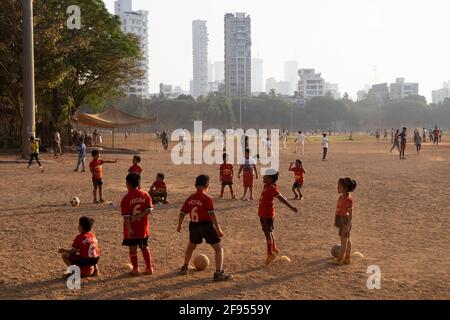 Jeunes enfants ayant une pratique de football au club de football Ardash à Shivaji Park à Mumbai, Maharashtra, Inde Banque D'Images