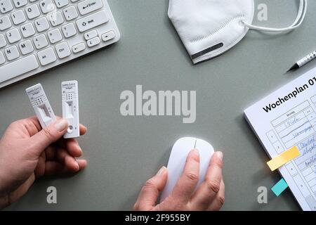Retour à l'école ou à l'université avec des tests de coronavirus express. Deux tests rapides d'antigène covid, calendrier avec dates marquées, masque pp2, calendrier scolaire Banque D'Images
