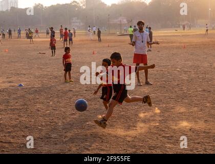 Jeunes enfants ayant une pratique de football au club de football Ardash à Shivaji Park à Mumbai, Maharashtra, Inde Banque D'Images