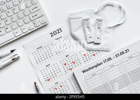 Retour à l'école ou à l'université avec des tests de coronavirus express. Deux tests rapides d'antigène covid, calendrier avec dates marquées, masque pp2, calendrier scolaire Banque D'Images