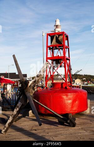 Bouée rouge et ancre sur la promenade de Lunenburg, en Nouvelle-Écosse, Canada. La ville est l'emplacement du Musée des pêches de l'Atlantique. Banque D'Images