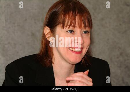 DEU, Deutschland, Ruhrgebiet, Essen, 11.6.2003: Suzanne Vega, Sängerin und songwriter aus den USA, bei einer Pressekonferenz vor ihrem ersten Auftritt Banque D'Images