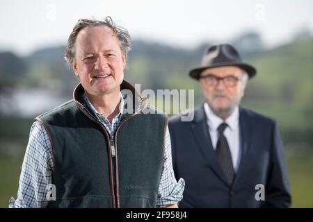 Dumfries, Écosse, Royaume-Uni. 16 avril 2021. PHOTO : (à gauche) Chef du Parti, Jamie Blackett, agriculteur et ancien major de l'Armée, (à droite), George Galloway, candidat principal tous pour le Parti de l'unité. George Galloway commente le lancement du manifeste électoral de Nicola Sturgeon, disant : « il faut un type spécial de cou en laiton, un cou d'Esturgeon de Nicola que vous pourriez appeler, pour faire des promesses de gratuités, Rendue possible seulement par l'Écosse faisant partie de l'Union et recevant une subvention massive plus grande que toute autre partie du Royaume-Uni, du trésor de Londres, de payer pour des cadeaux, pour des votes, qui seront utilisés à b Banque D'Images