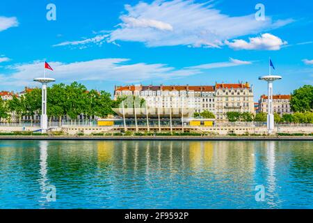 Mâts de géant sur une piscine publique sur les bords de la rivière du Rhône à Lyon, France Banque D'Images