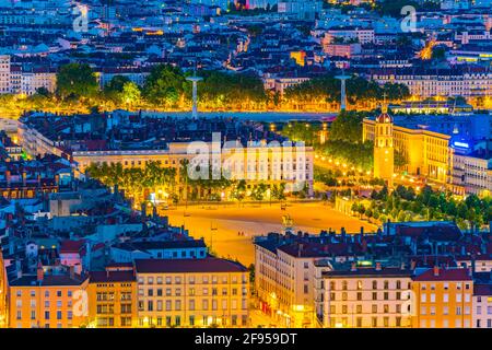 Vue aérienne de nuit de la place Bellecour à Lyon, France Banque D'Images
