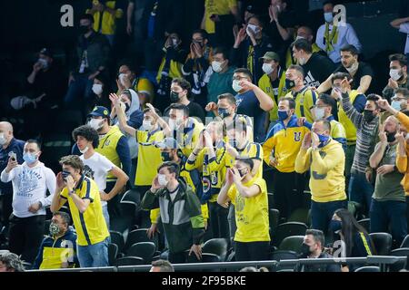 ISTANBUL, Turquie. 16 avril 2021 : Istanbul, Turquie. 16 avril 2021. ISTANBUL, TURQUIE - AVRIL 16: Les supporters de Fenerbahce Oznur Kablo lors de la finale des femmes de l'Euroligue quatre match entre Fenerbahce Oznur Kablo et UMMC Ekaterinburg à Volkswagen Arena le 16 avril 2021 à Istanbul, Turquie (photo par /Orange Pictures) Credit: Orange pics BV/Alay Live News Banque D'Images