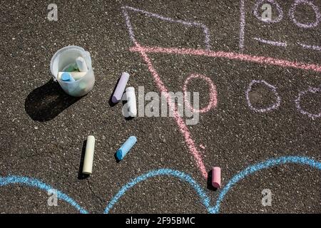 dessins sur la chaussée. dessins d'enfants avec des crayons sur la chaussée Banque D'Images