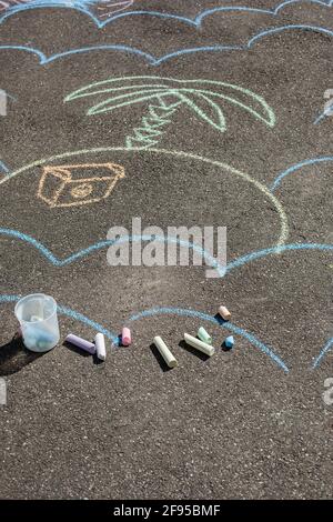 dessins sur la chaussée. dessins d'enfants avec des crayons sur la chaussée Banque D'Images