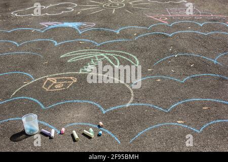 dessins sur la chaussée. dessins d'enfants avec des crayons sur la chaussée Banque D'Images